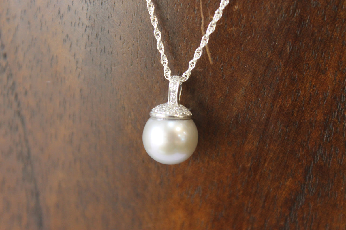 Colgante oro blanco, perla gris y diamantes