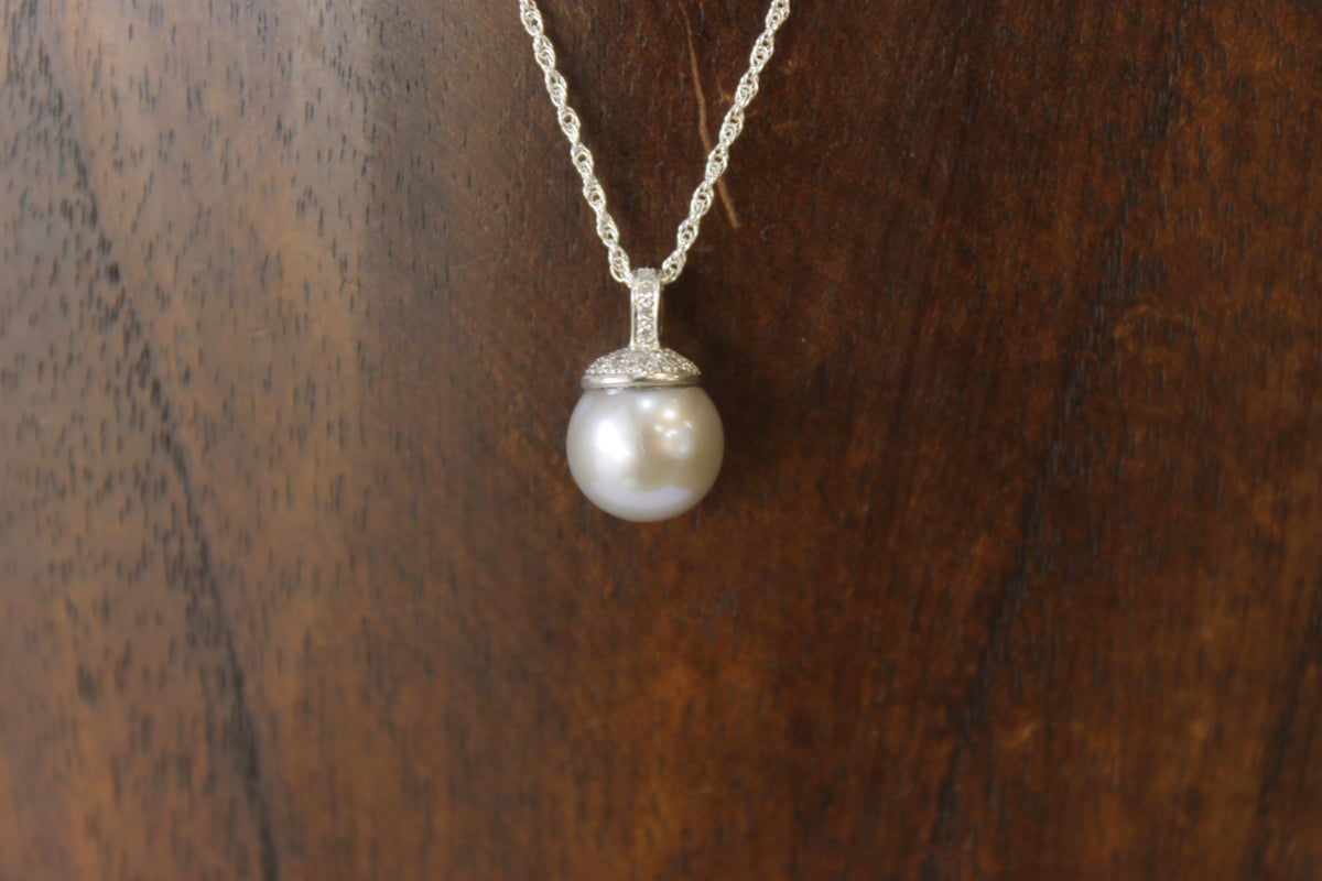 Colgante oro blanco, perla gris y diamantes