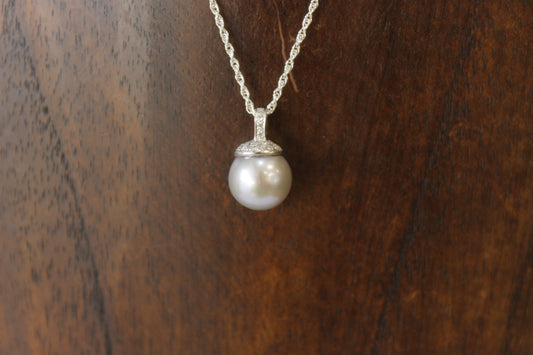 Colgante oro blanco, perla gris y diamantes